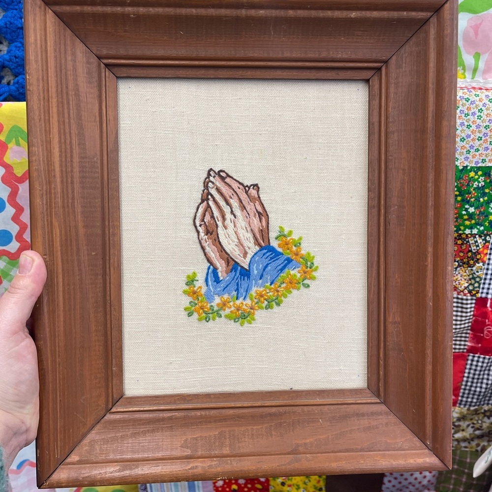 🍄SOLD🍄 VINTAGE Easter prayer hands framed crewel - Picture 1 of 2